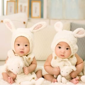 2 sevimli tavşan kıyafetli bebek