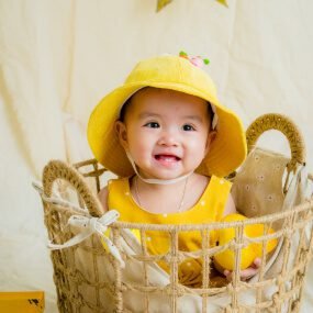 sarı şapkalı şirin bebek